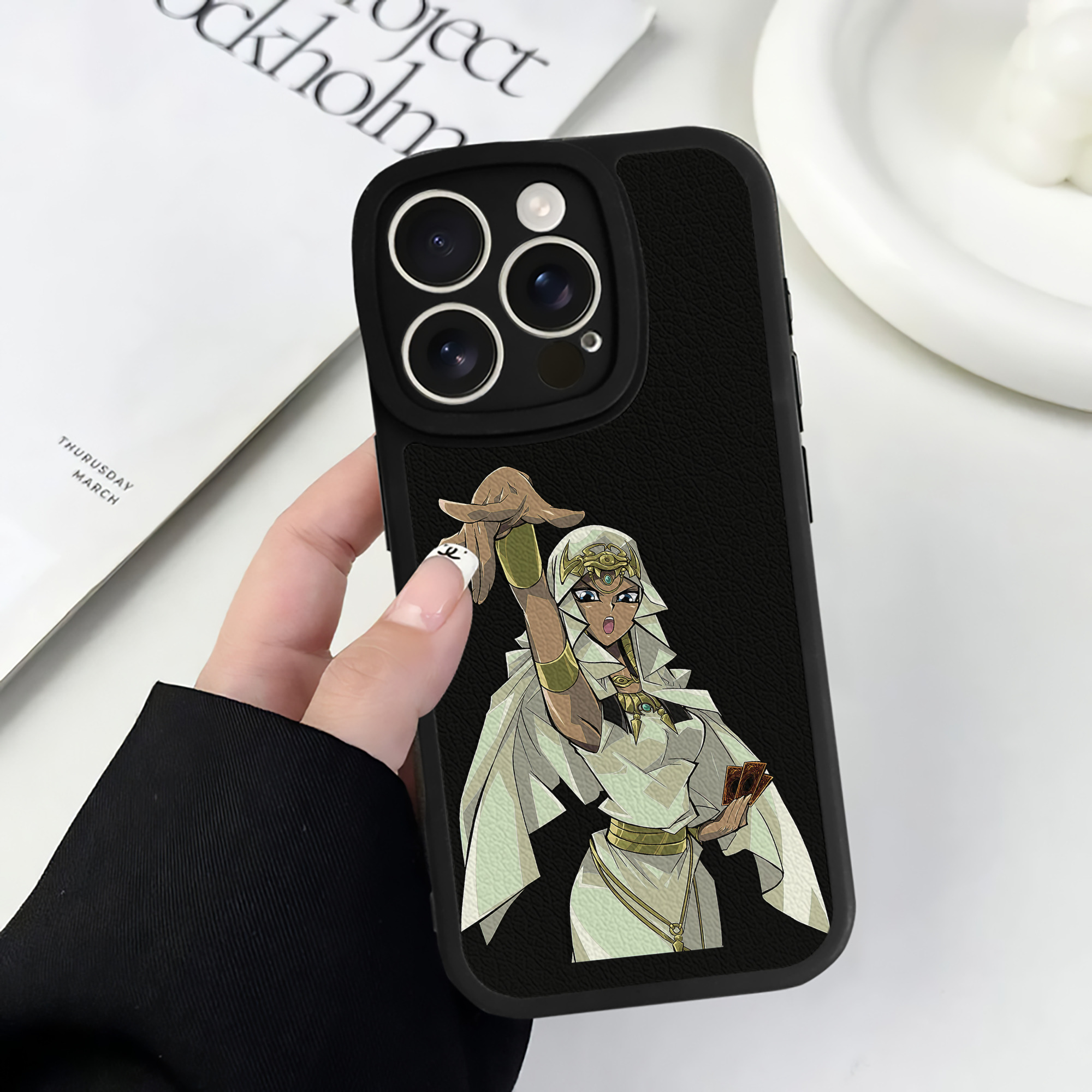 （画像用） 遊☆戯☆王 Yu-Gi-Oh! 【iPhone 16シリーズ対応】シリコンスマホケース（レザー調） 材質：シリコン